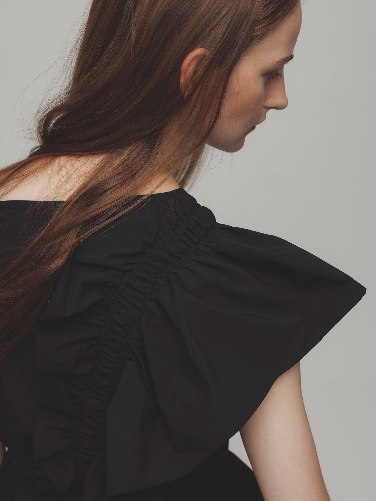 GATHER ONE SHOULDER TOPS/BLACK