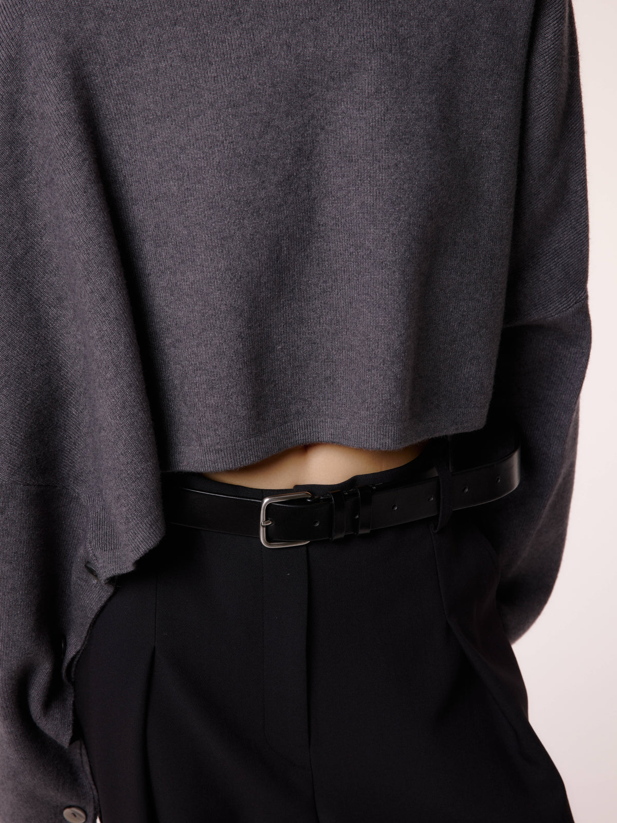 CROPPED BUTTON KNIT/GRY