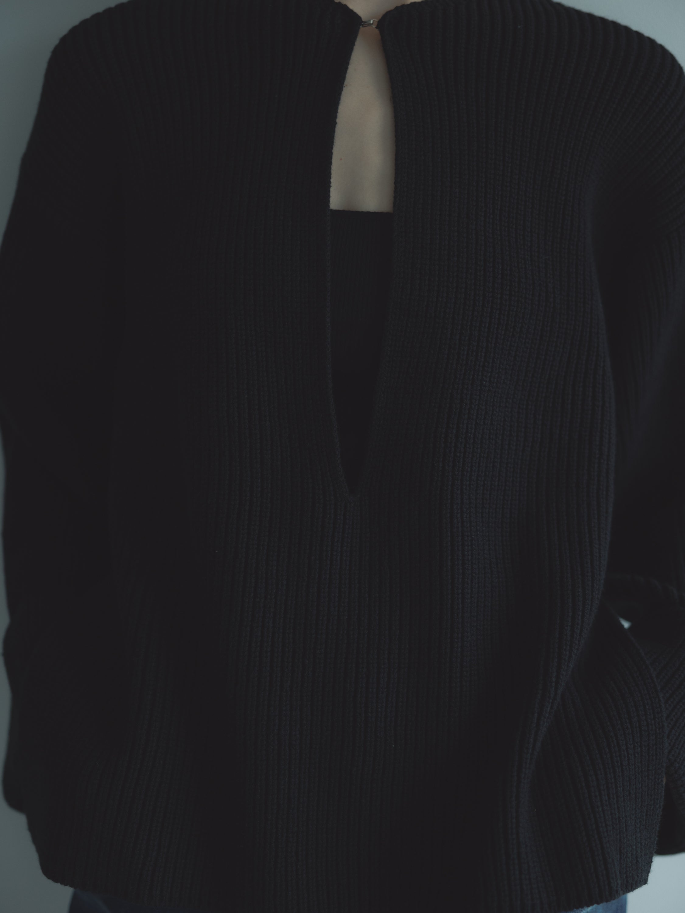 VNECK KNIT/BLACK – MYNE