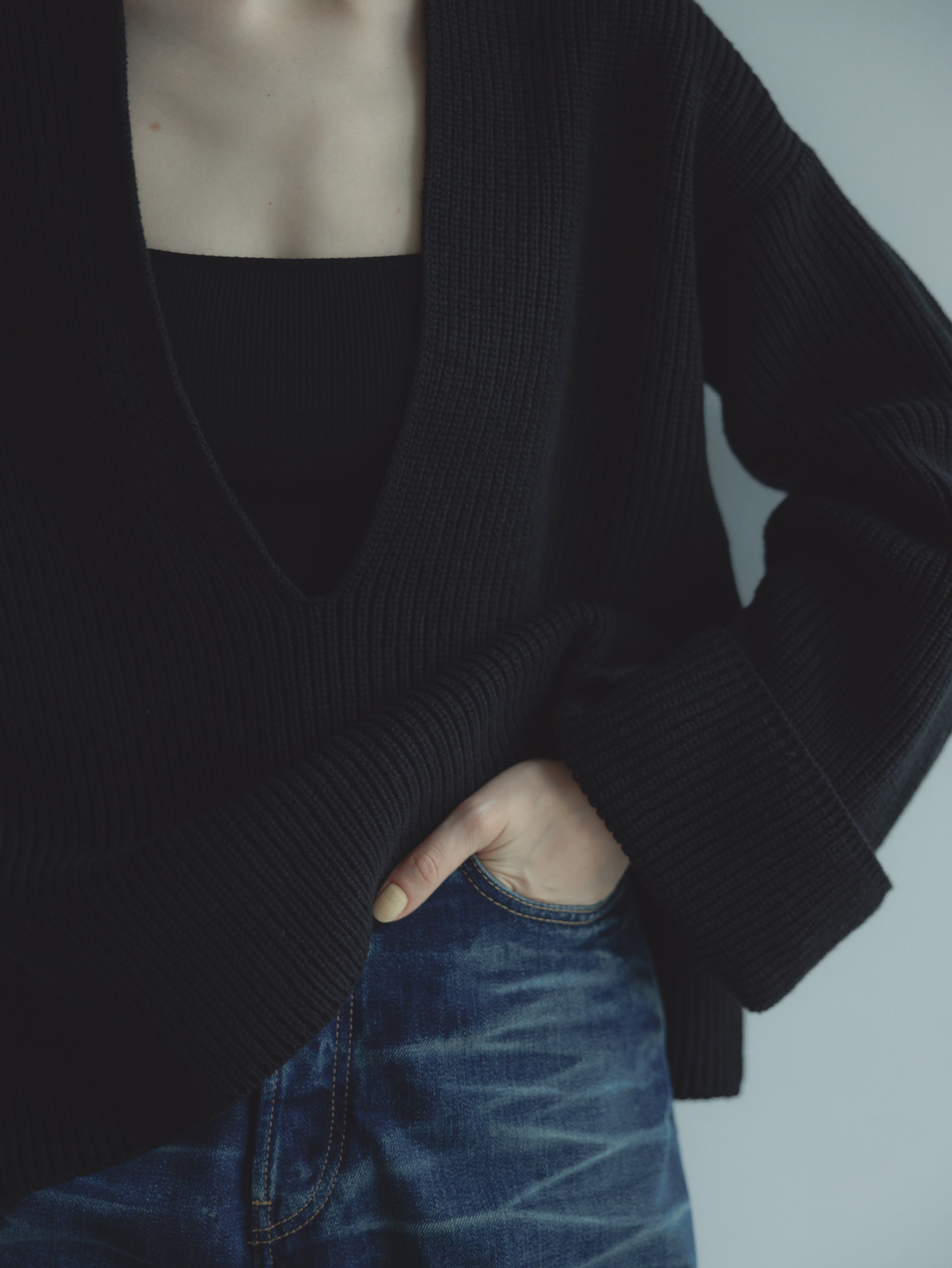 VNECK KNIT/BLACK – MYNE