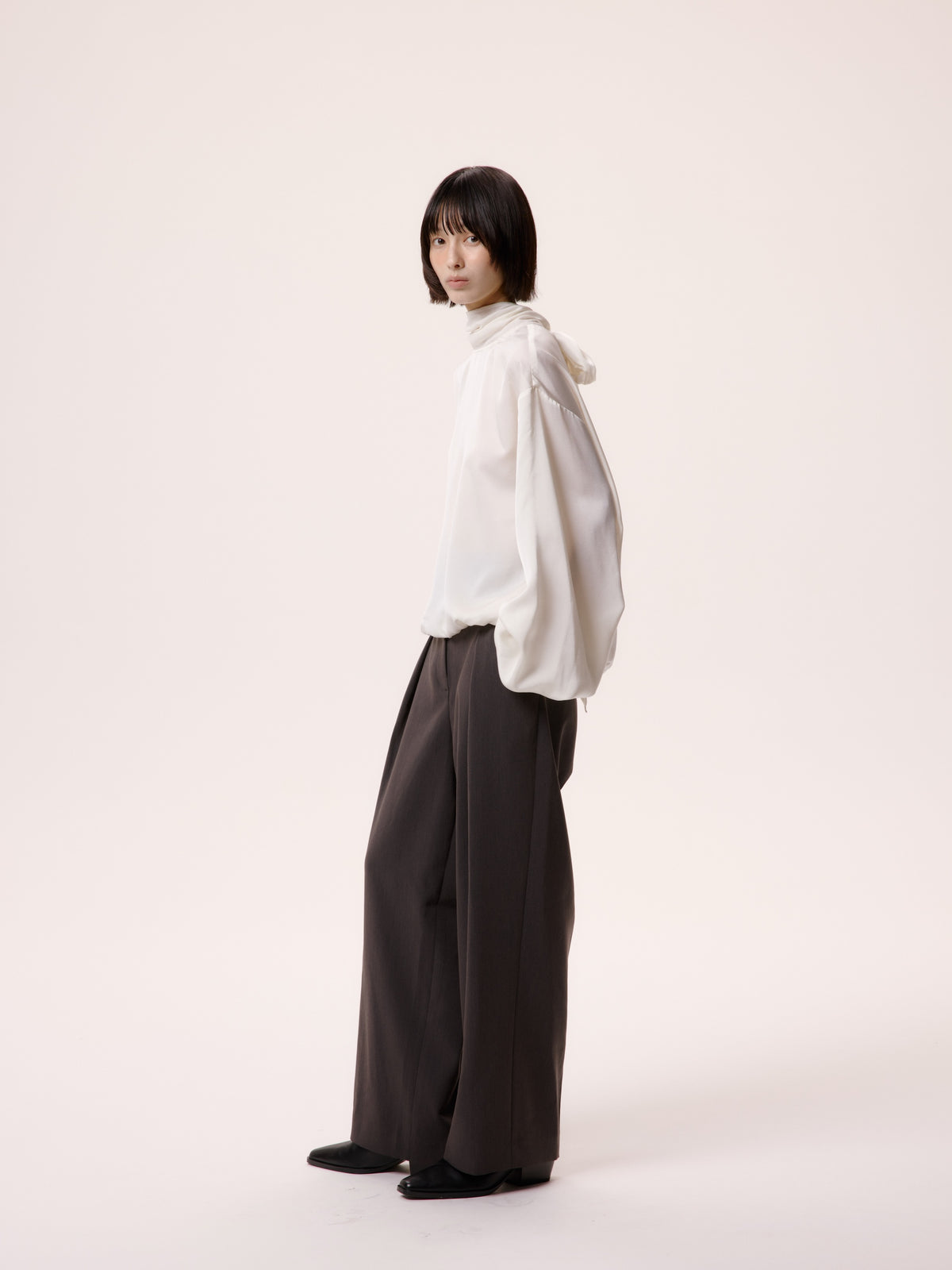 SATIN TIE BLOUSE/BLK