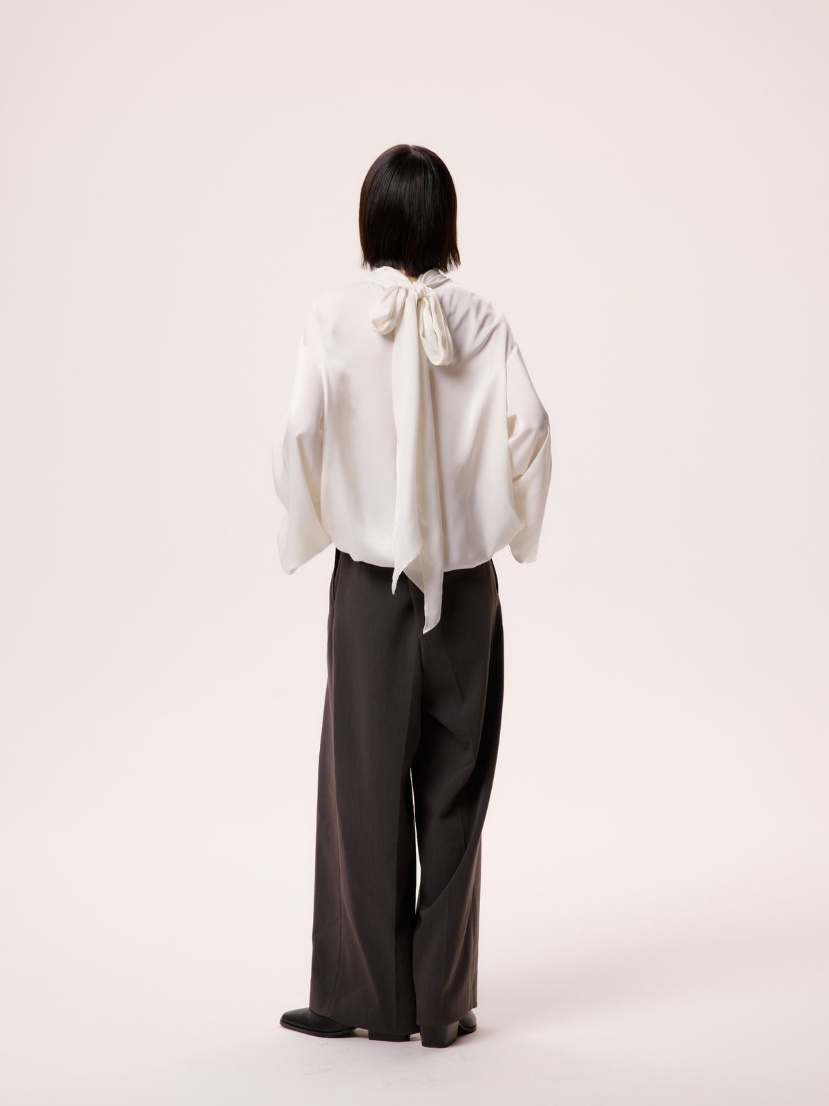 SATIN TIE BLOUSE/BLK