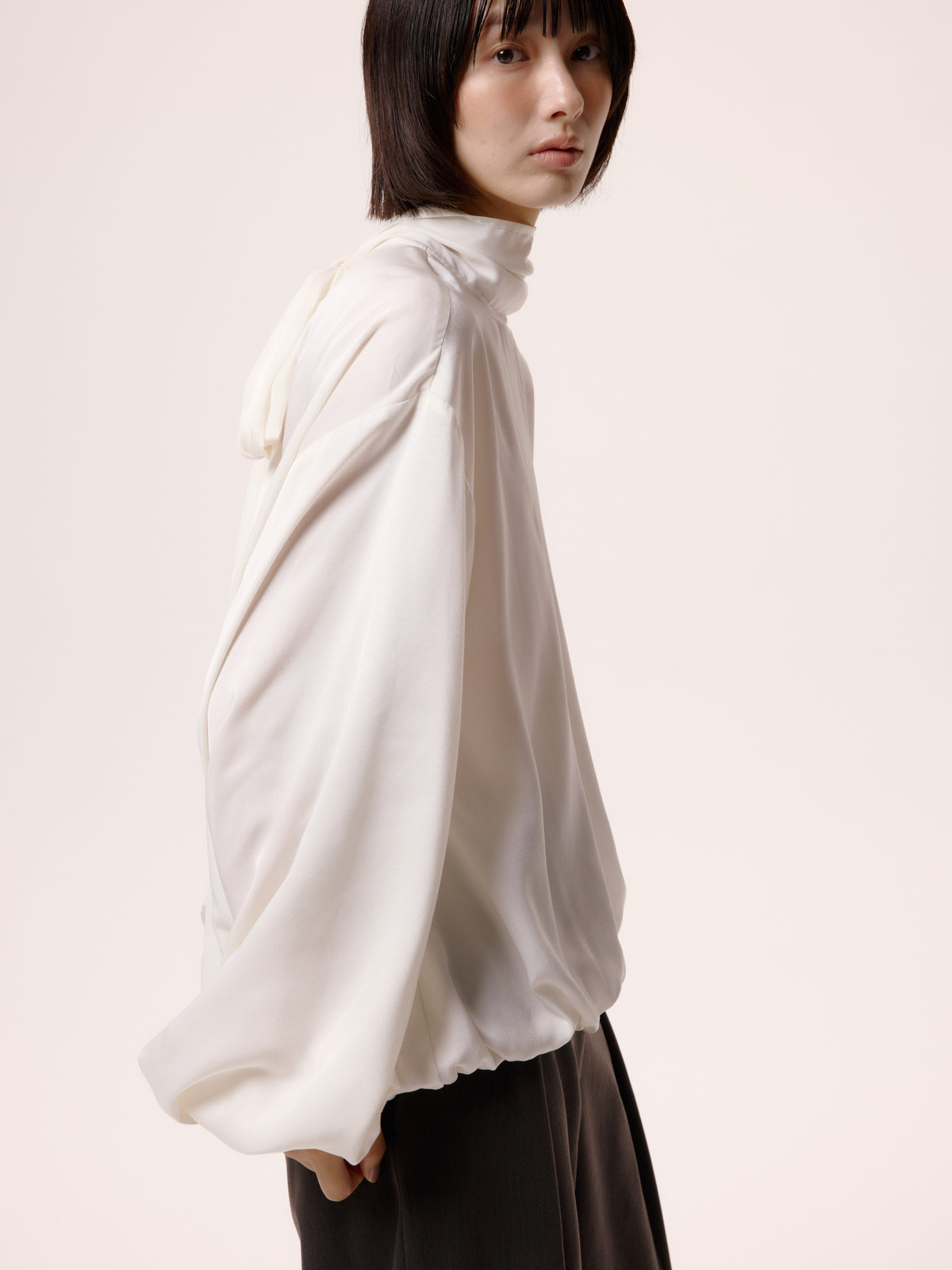SATIN TIE BLOUSE/BLK