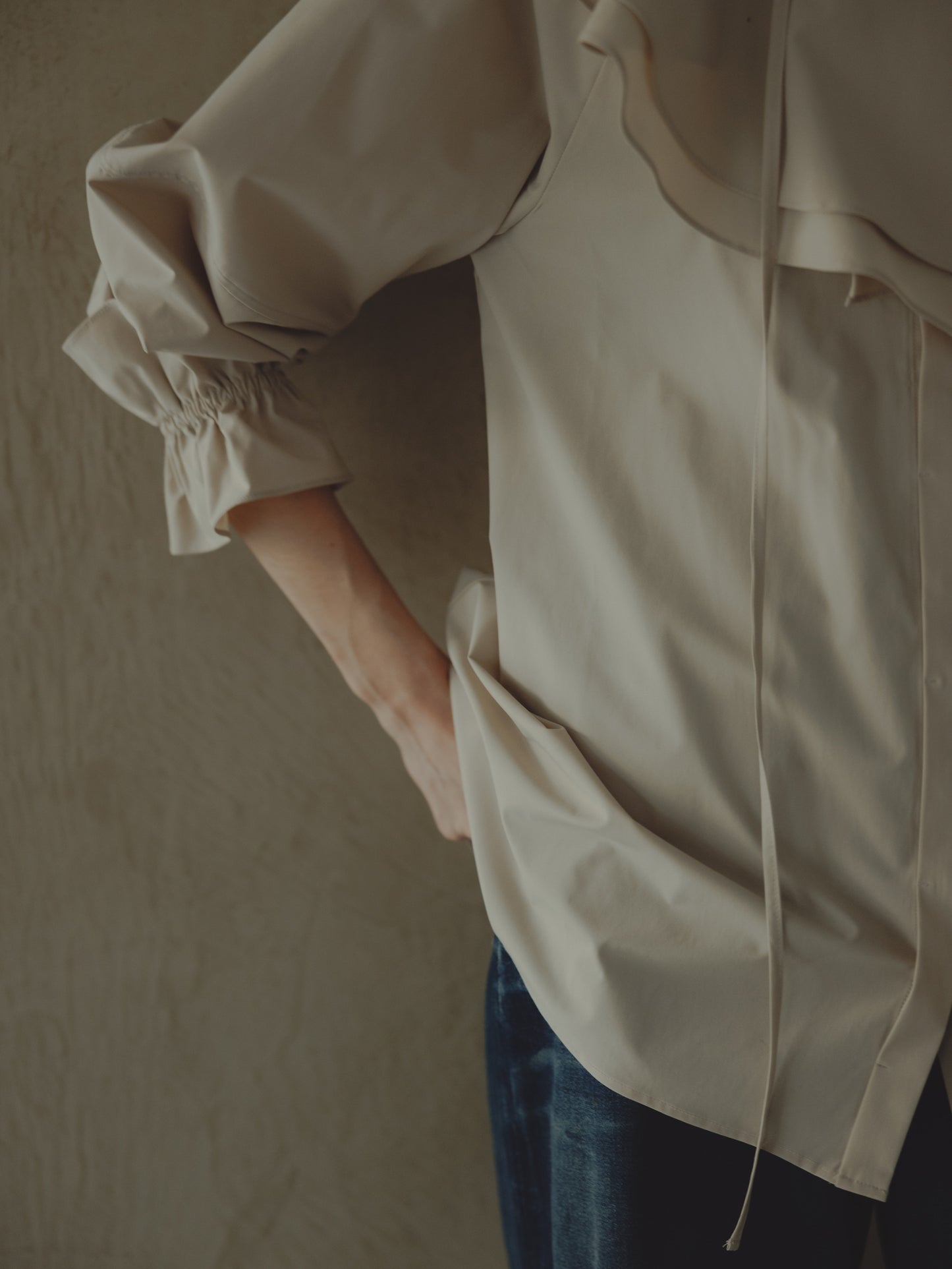 BIG COLLAR FRILL BLOUSE/BEIGE