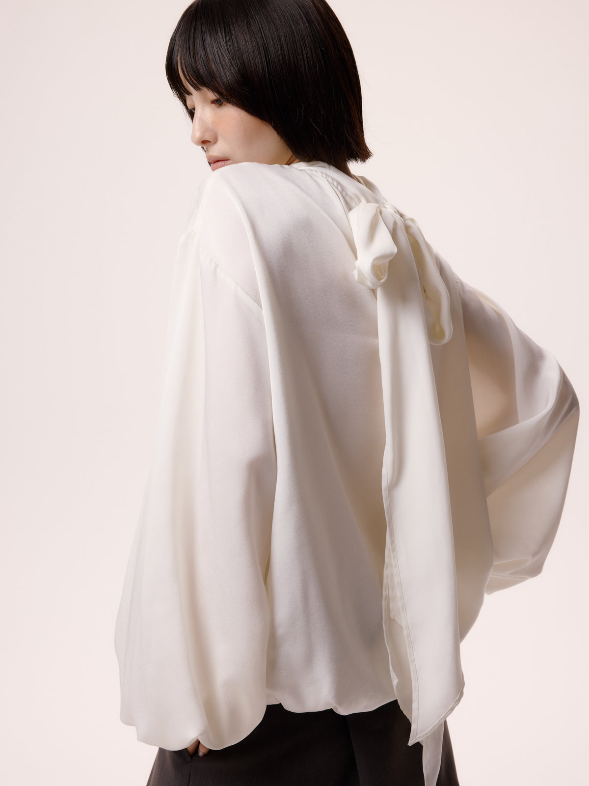 SATIN TIE BLOUSE/BLK