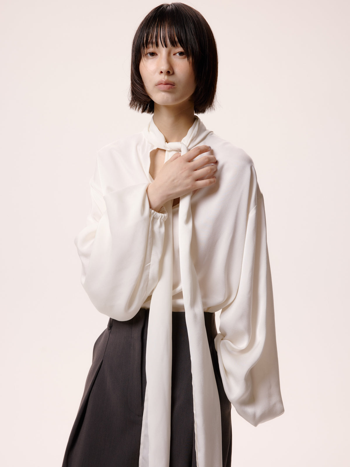SATIN TIE BLOUSE/BLK