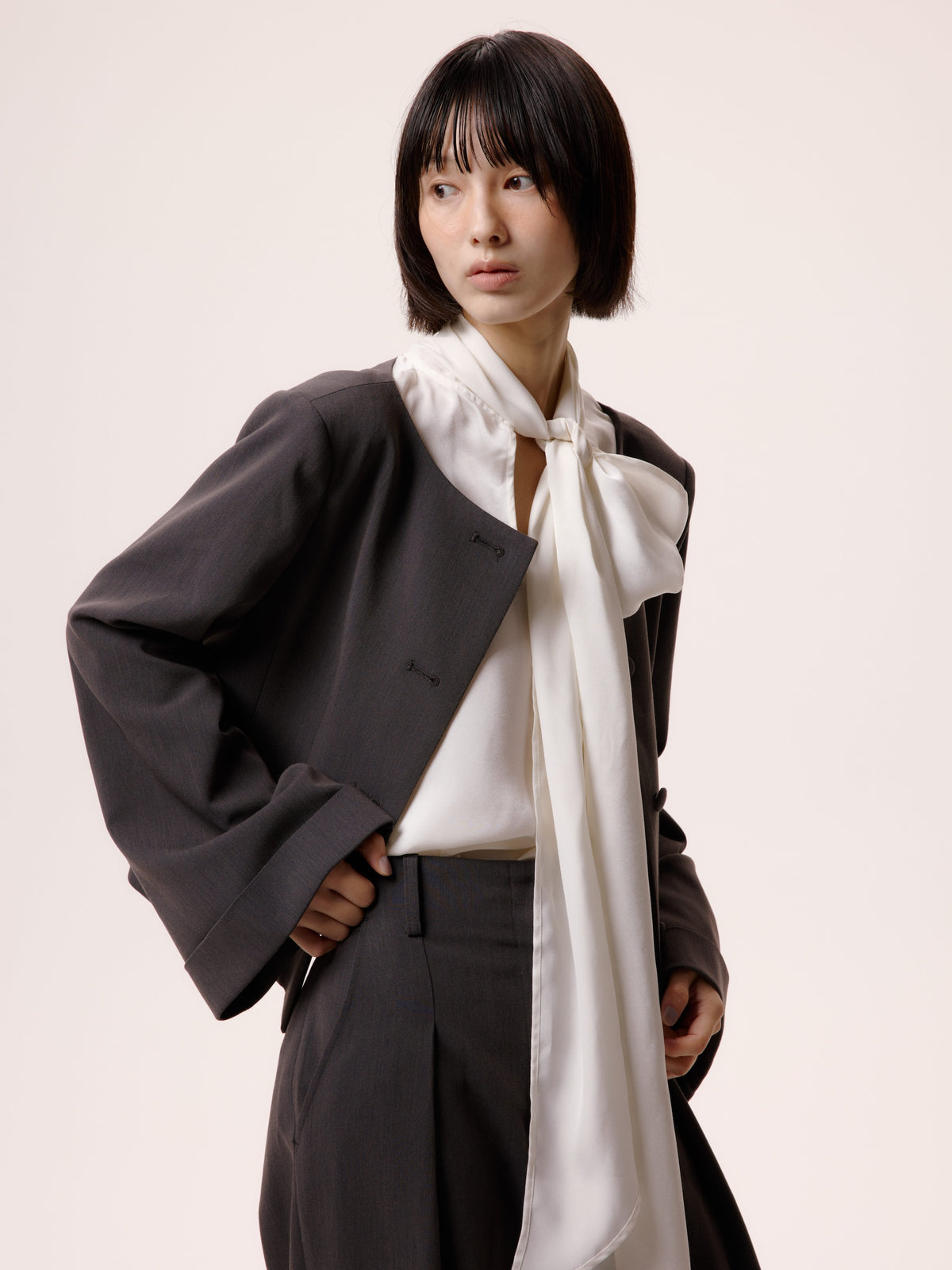 SATIN TIE BLOUSE/BLK