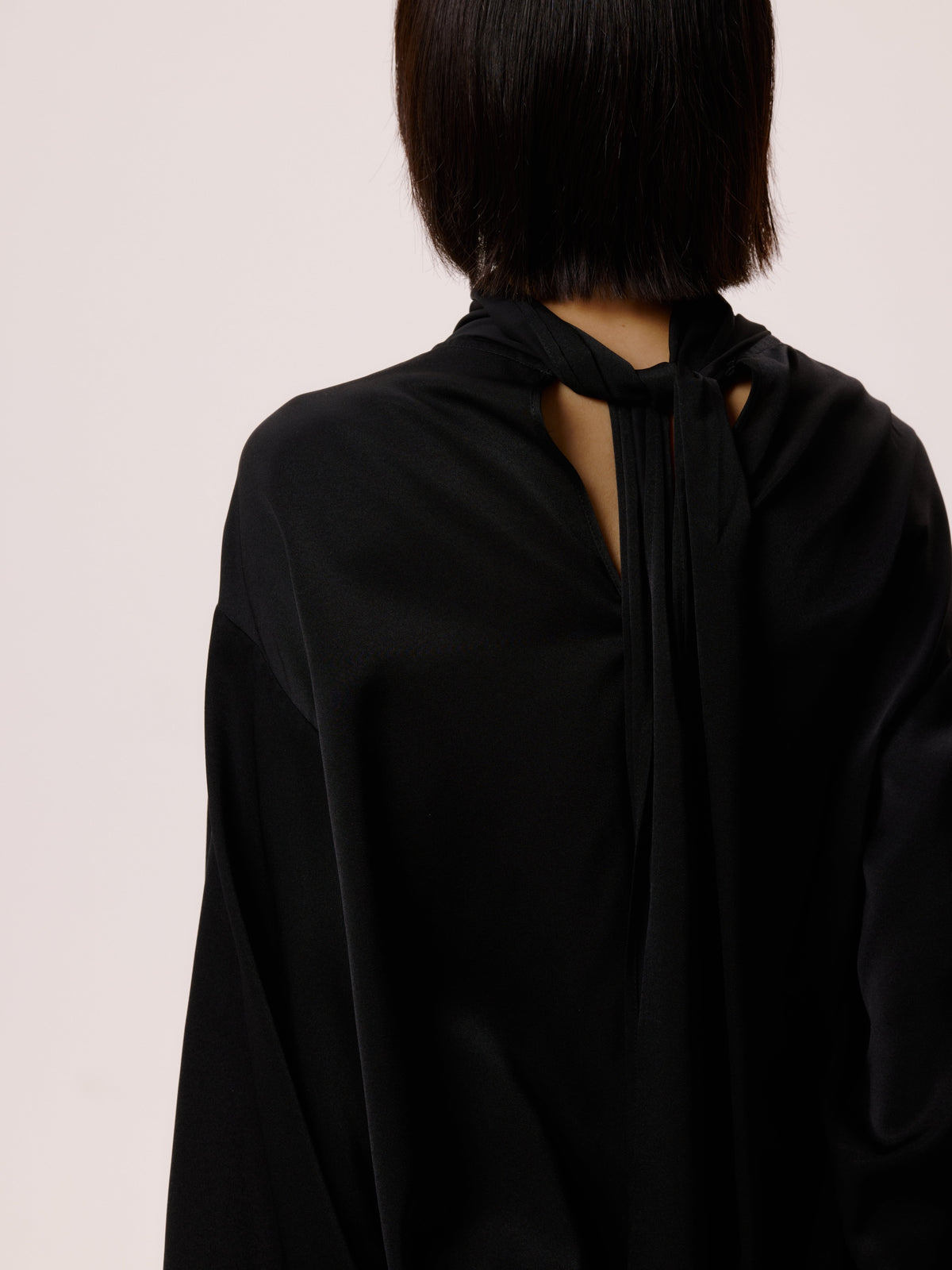 SATIN TIE BLOUSE/WHT