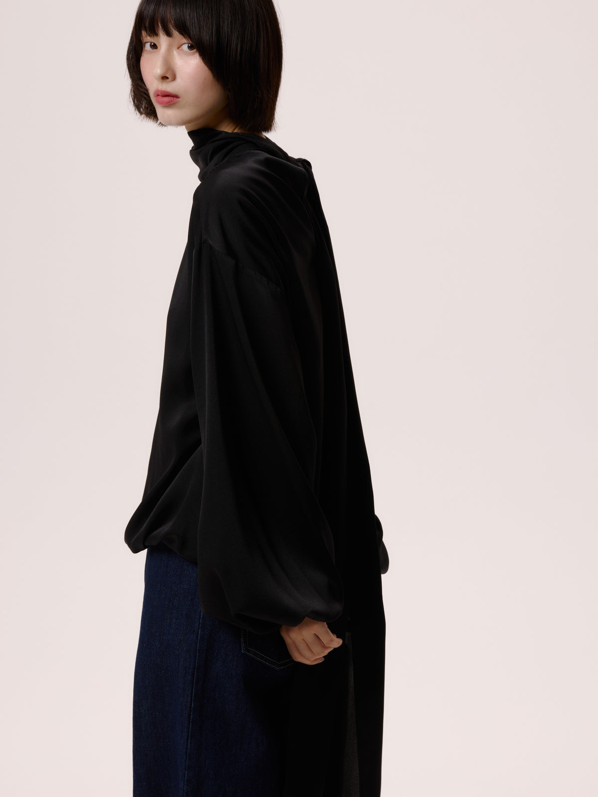 SATIN TIE BLOUSE/WHT