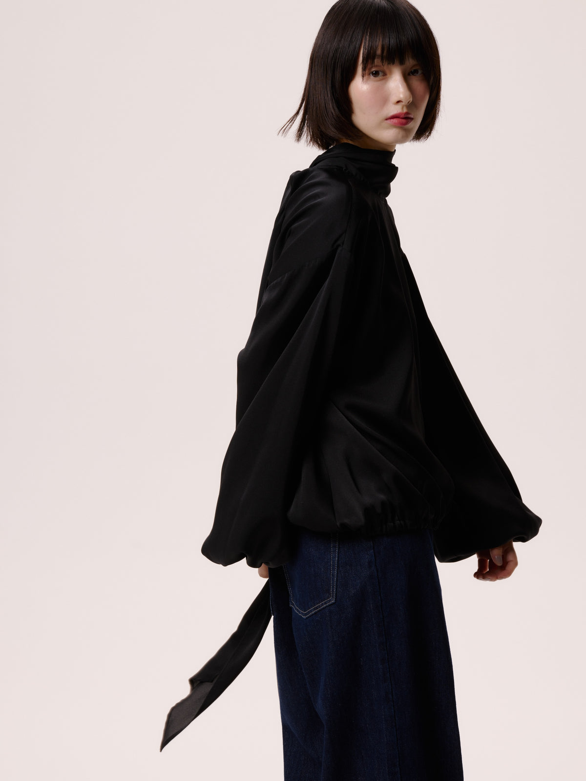 SATIN TIE BLOUSE/WHT