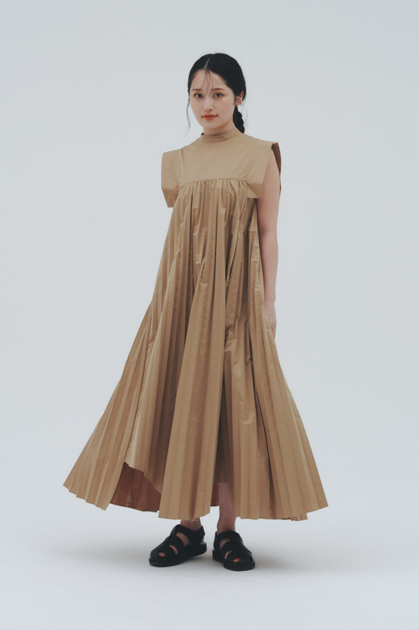 PLEATED DRESS/BEIGE