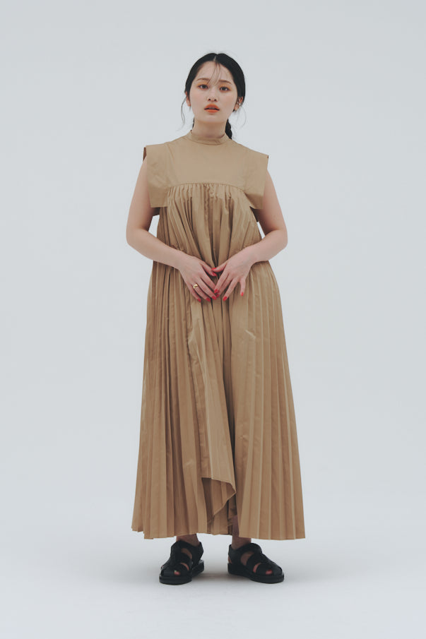 PLEATED DRESS/BEIGE