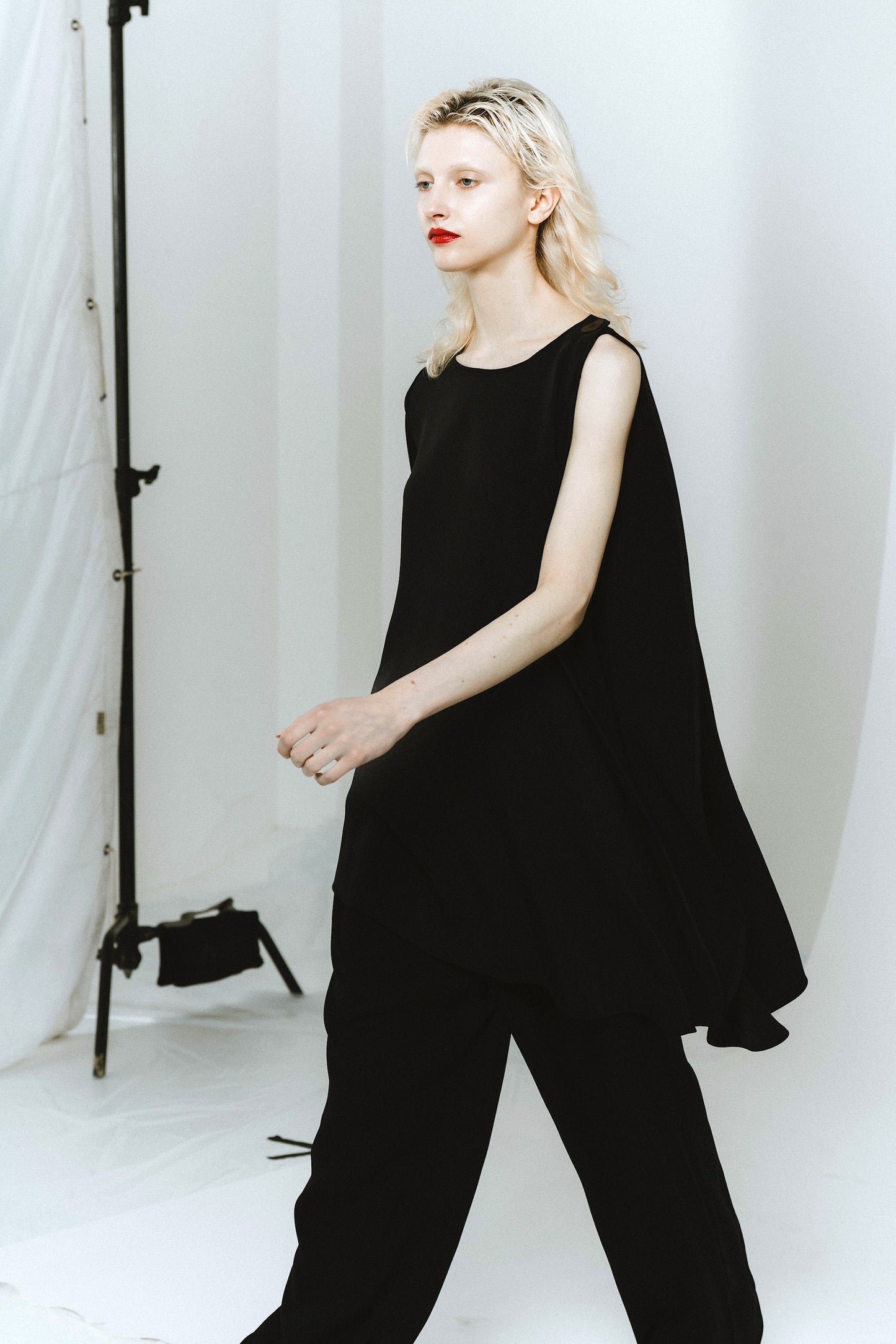 ASYMMETRY DRAPE TOPS/BLACK