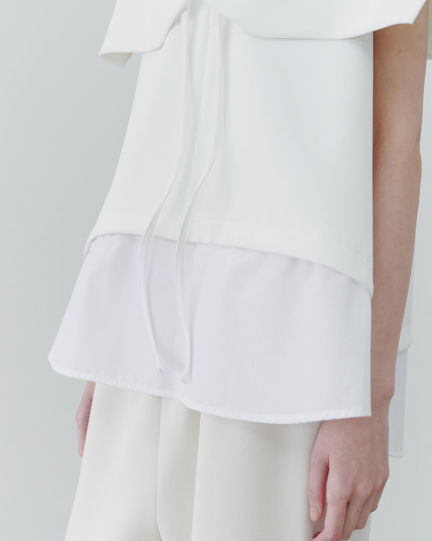 LAYERD CAPE TOPS/WHITE