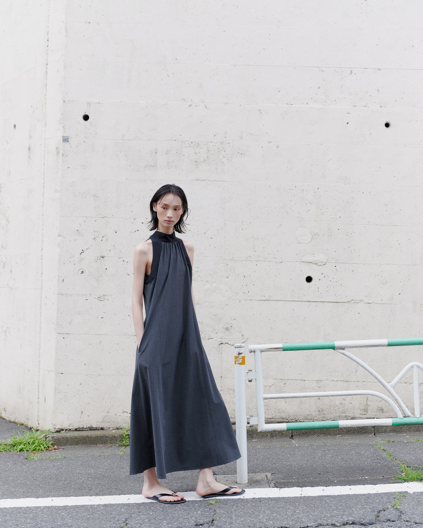HALTER NACK CHECK DRESS/GRAY