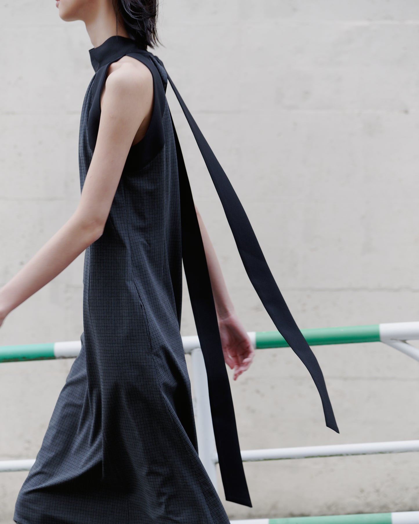 HALTER NACK CHECK DRESS/GRAY